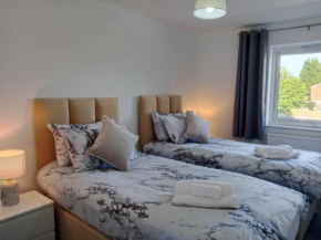 Monmouth House Aylesbury Premier Quality Accommodation For Larger Families Contractors And Professionals Sleeps Up to 6 Guests